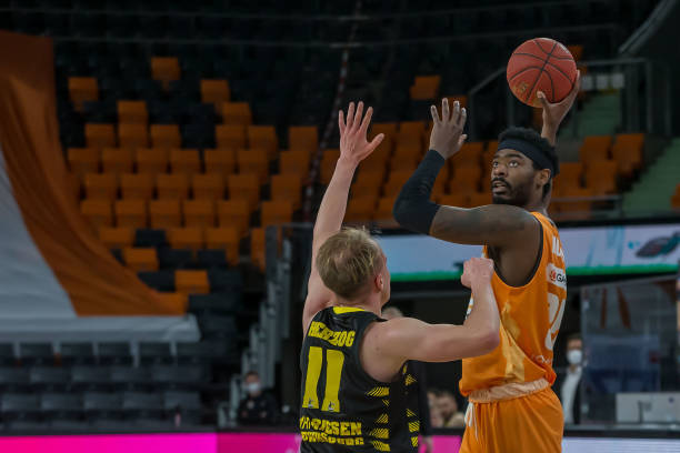 两个队伍在 两个队伍在